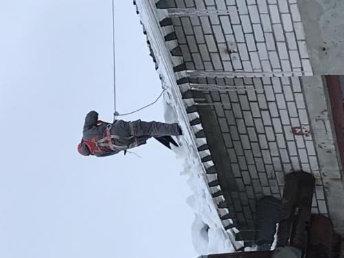Уборка снега с крыш домов и зданий